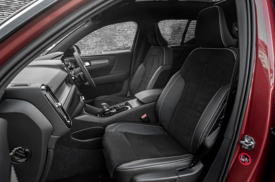 Интерьер Volvo XC40 D4 R-Design 2017 года  (UK) (фото 10 из 40)